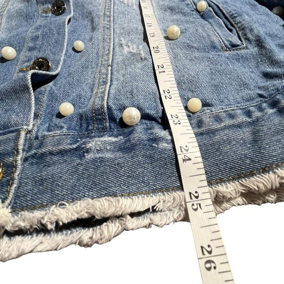 The Style Between Us. Distressed denim jacket with a baggy fit - Picture 6 of 6